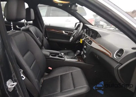 2013 Mercedes-Benz C 300 Sport 4Matic z USA, uszkodzony, nr VIN WDDGF8AB7DG076961